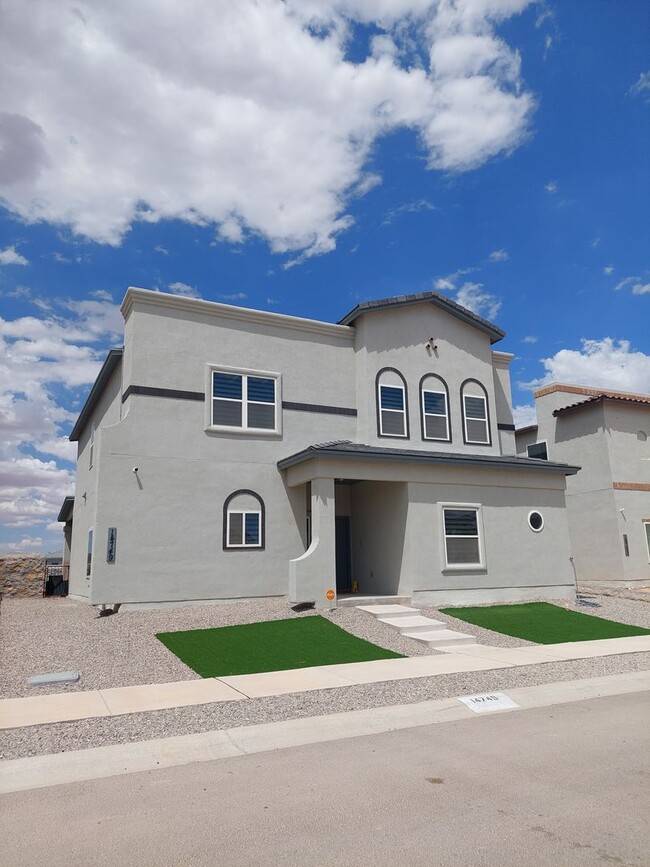 Foto del edificio - BEAUTIFUL 5 BEDROOM, 4 BATHROOM HOME! WELC...