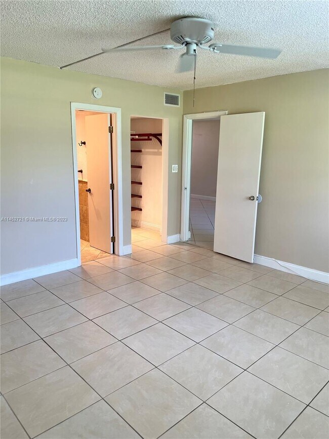 Building Photo - 8790 Holly Ct