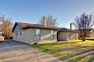 Building Photo - 6815 W Cleburne Rd
