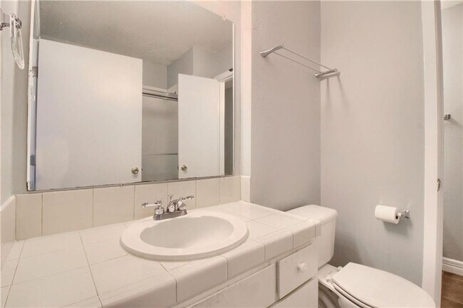 Foto del edificio - Charming 2 Bedroom, 1 Bath Condo in Prime North Central Austin Location