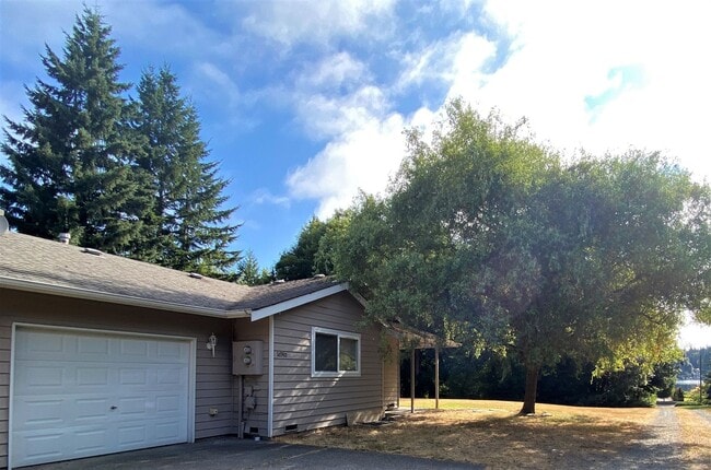 Building Photo - Single Story Duplex with Peekaboo Lake Views!