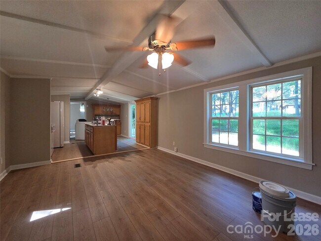 Foto del edificio - 1361 Regal Oaks Ln