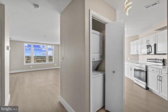 Building Photo - 100 Harborview Dr