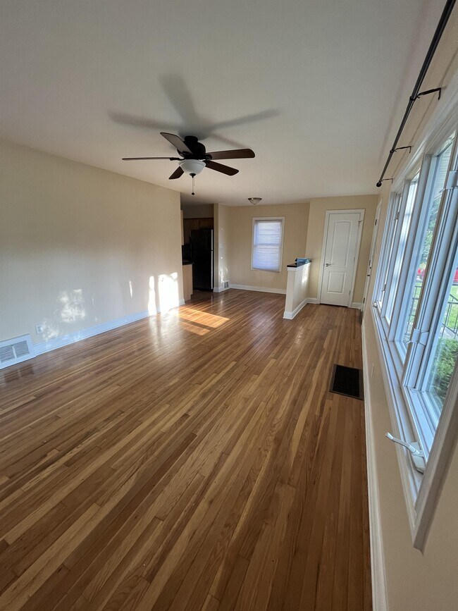 Foto del edificio - 8323 Columbia Ave