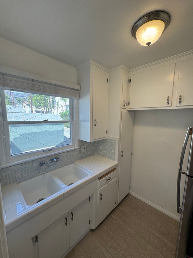Building Photo - 554 E Cypress Ave
