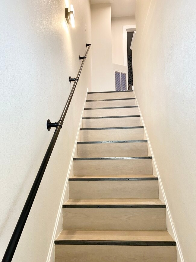 Building Photo - 201 S Mitchell St