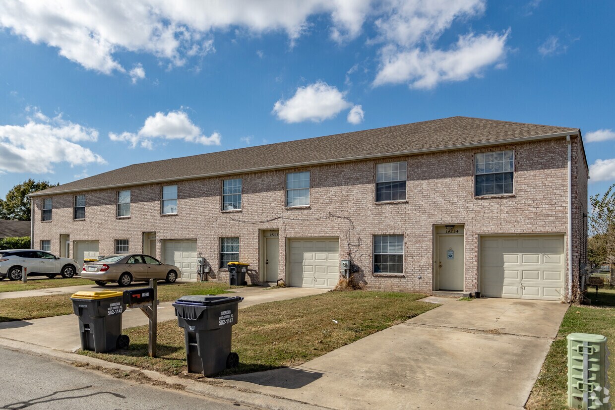 Building Photo - 14208 S Hickory St