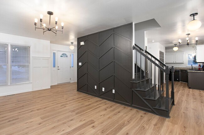 Building Photo - Beautiful 3 Bedroom Home available late Ma...