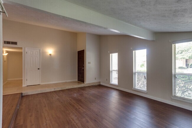 Foto del edificio - COMING SOON - FANTASTIC NORTH BEDFORD LOCATION