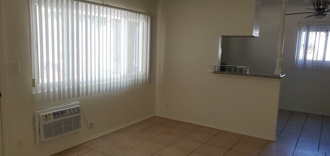 Foto del edificio - 6748 Hayvenhurst Ave