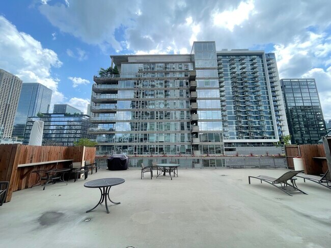 Foto del edificio - 200 W Grand Ave