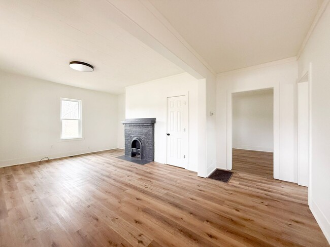 Building Photo - Spacious 3-Bedroom Home with Full Basement and Modern Updates in Sparta