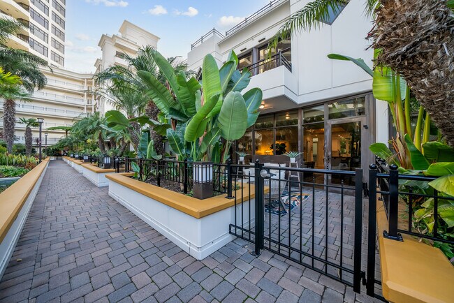 Foto del edificio - 700 W Harbor Dr