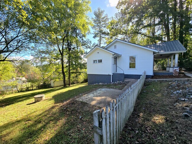 Foto del edificio - Cozy Lenoir 2/1 Bungalow with Fenced Yard ...