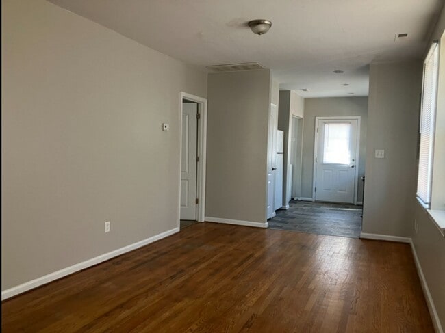 Building Photo - Three Bedroom Condo - Centrally Located Su...