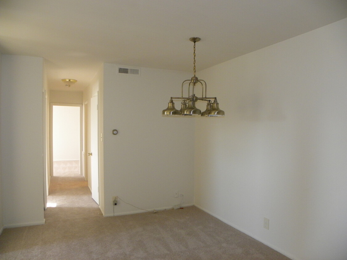 Foto del edificio - Leesburg 2 Bedroom Condo with Parking