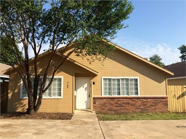 Building Photo - Spacious duplex in Fayetteville!