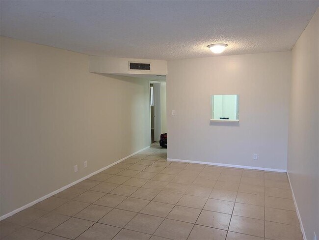 Foto del edificio - 7925 Colony Cir S
