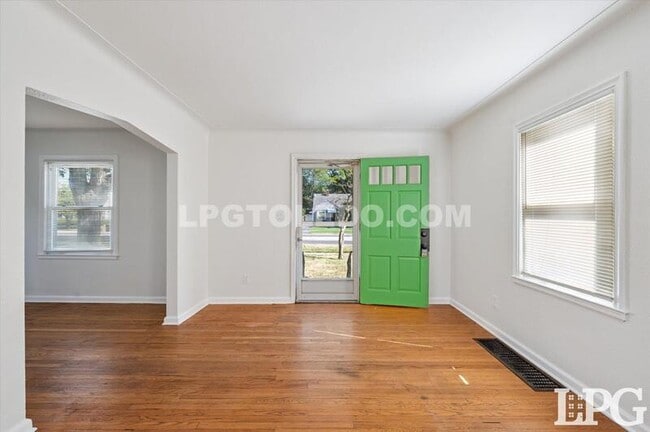 Building Photo - 3613 Bellevue Rd