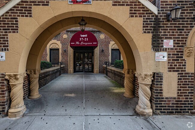 Building Entrance - Evergreen Owners