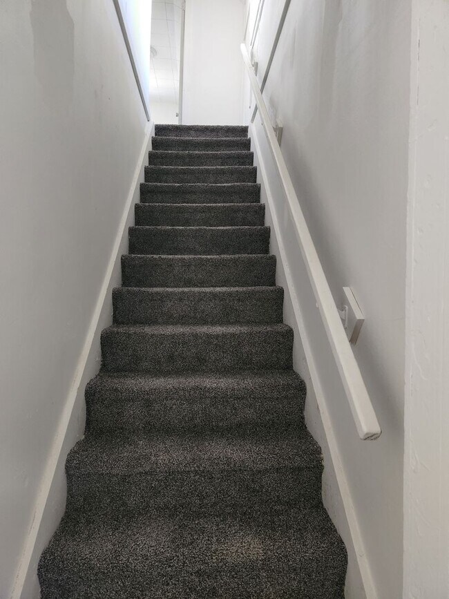 Building Photo - Student Housing Available Three Bedroom, O...
