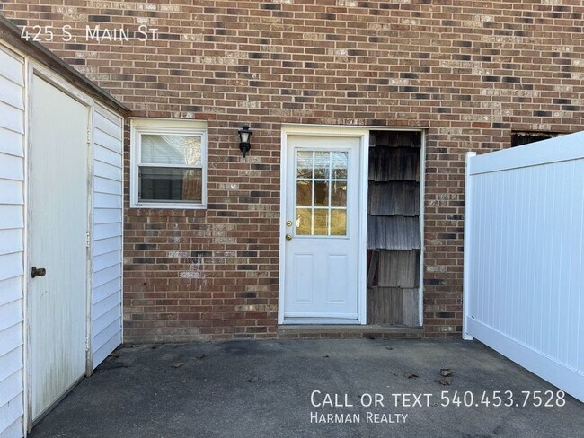 Building Photo - Well maintained 2 bedroom townhome