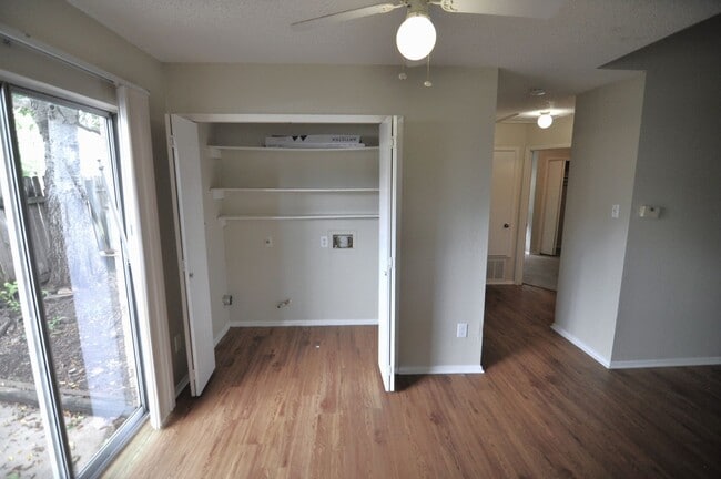 Foto del edificio - Cute corner lot duplex.