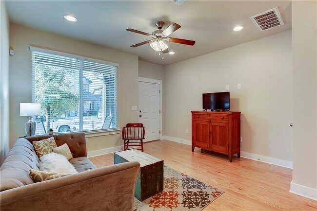Building Photo - 912 Cannoneer Ln
