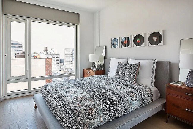 Foto del edificio - 572 Eleventh Avenue