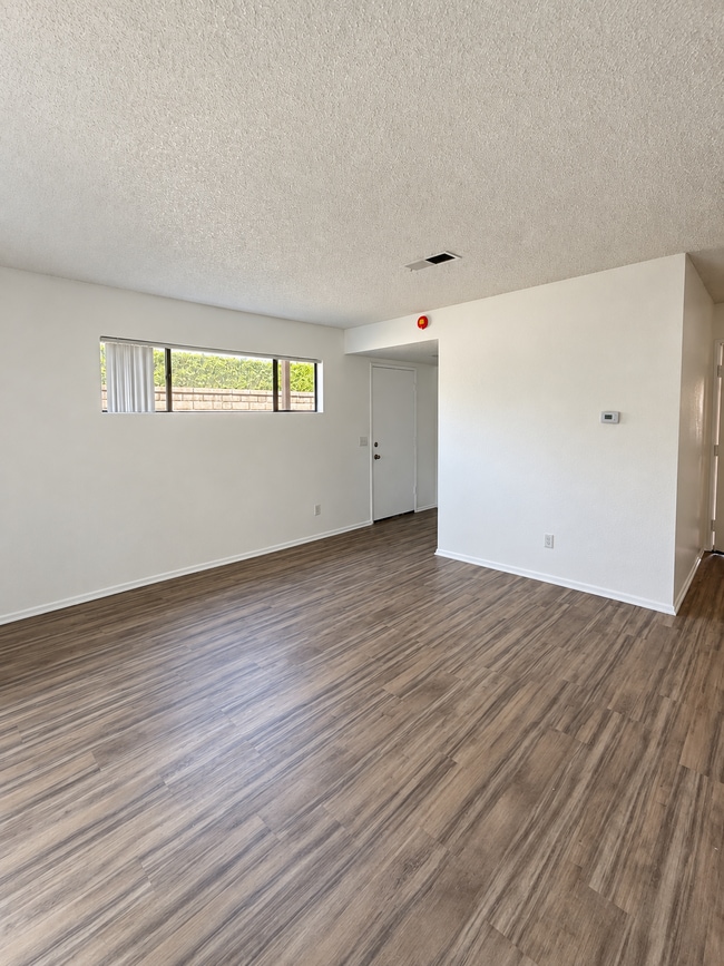 Building Photo - 8320 Vineyard Ave
