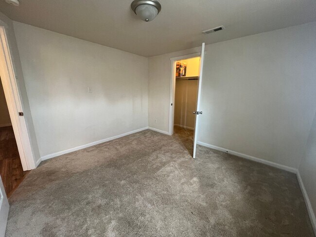 Foto del edificio - Blocks to the Ferry, Shipyard, Manette & More! 2 BR Available in DT Bremerton!