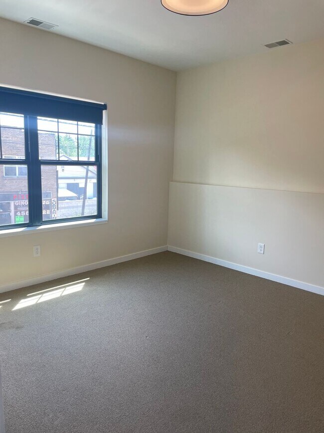 Foto del edificio - Eastown One Bedroom - Close to Downtown!