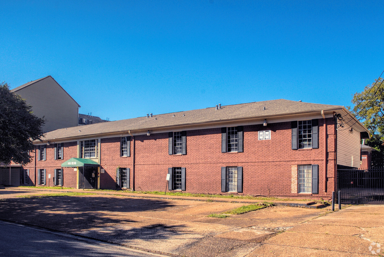 Primary Photo - Hyde Park Apartments