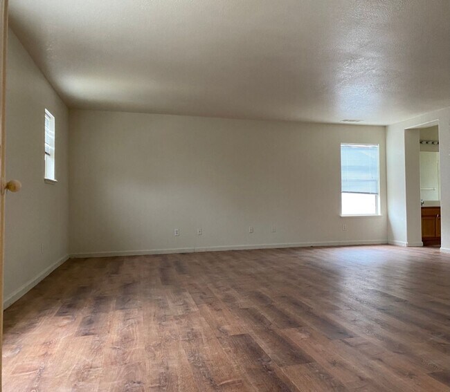 Foto del edificio - Welcome to this lovely? 4 bedroom, 2.5 bat...