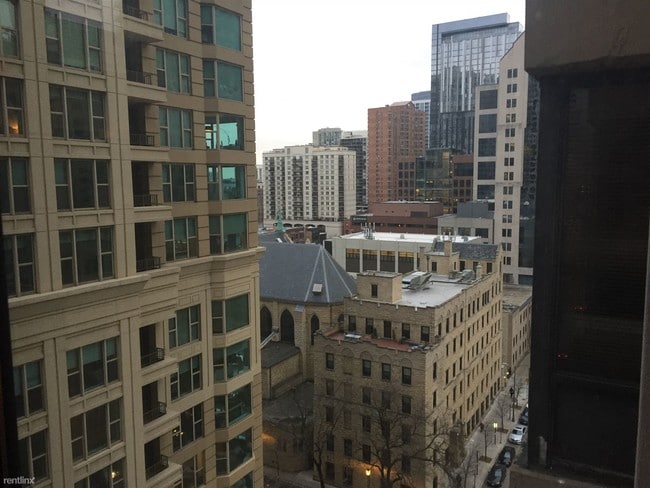 Building Photo - 1 br, 1 bath Condo - 30 E Huron St APT 1106