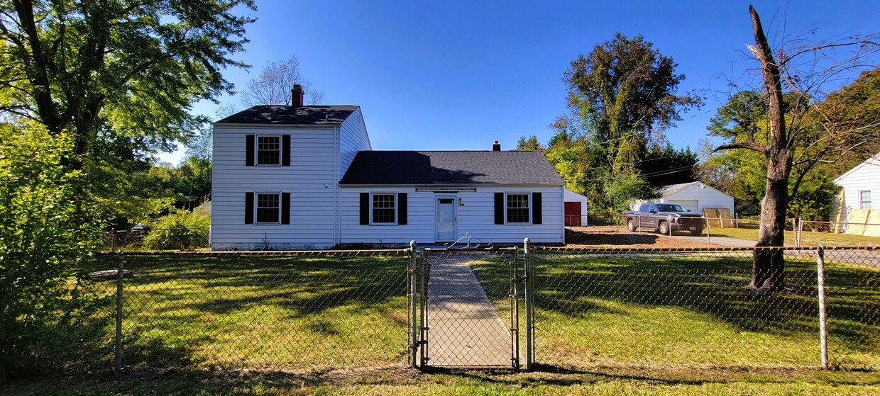 Primary Photo - Revamped 4 bedroom on large lot off of Elk...