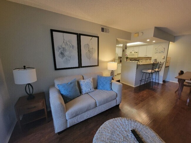 Building Photo - Lovely bottom floor UN-furnished condo Por...
