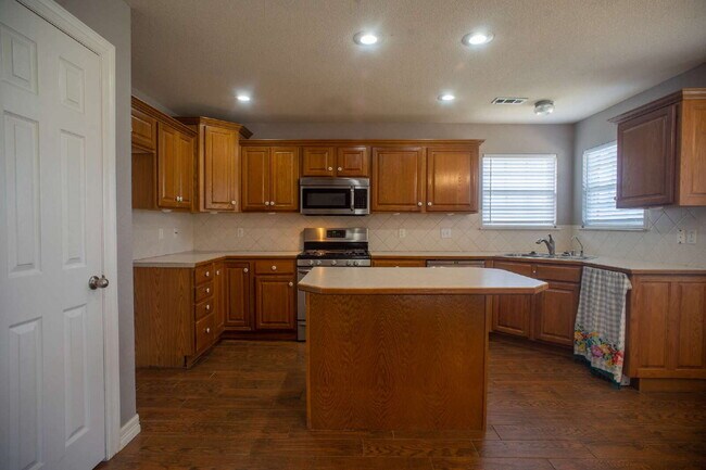 Foto del edificio - "Spacious 4-Bed Home with Granite Touch & Cozy Fireplace in Springdale!"