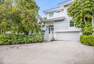 Building Photo - 786 Beach View Dr