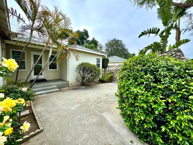 Building Photo - Charming 2 Bedroom Home Near Olivedale Par...