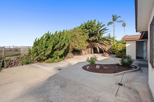 Building Photo - Available Now! Spacious 3BR, 2BA, 1,76sq.f...