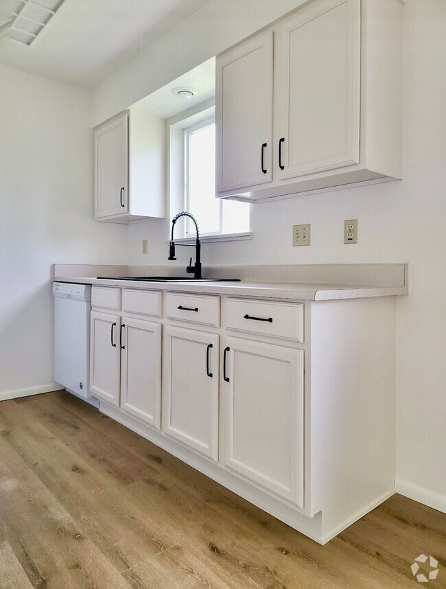 Building Photo - 5429 Glenridge Wy