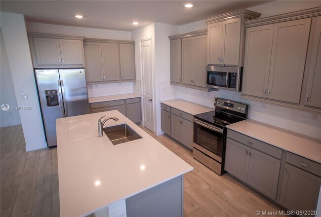 Building Photo - 4182 Rosa Dr