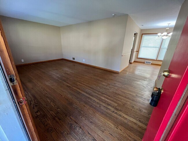 Building Photo - 1347 Oakmont Ave