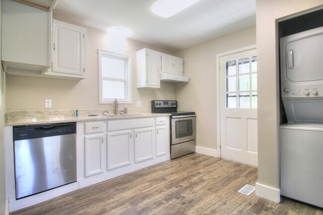 Building Photo - Price Reduced! Available 07/12/2024: Charm...