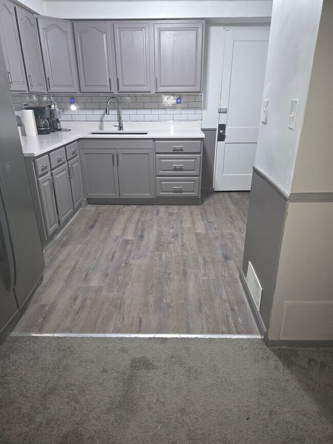 Building Photo - Spacious 4BR Apartment home in Cleveland