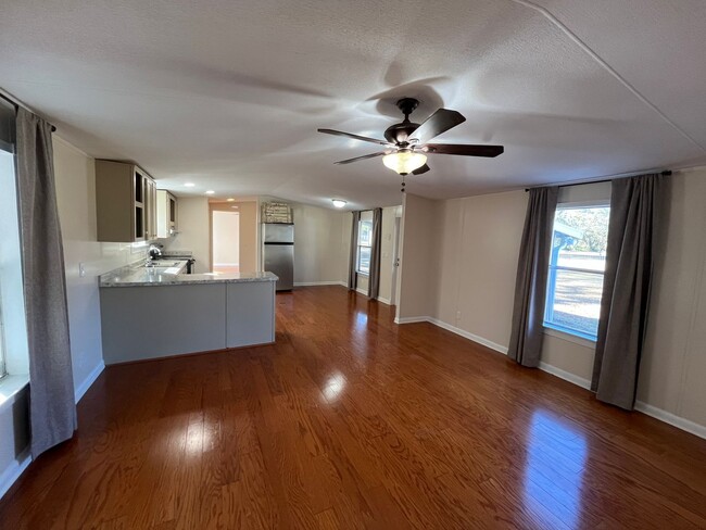 Building Photo - Newly renovated 3 Bedroom, 2 Bathroom Manu...