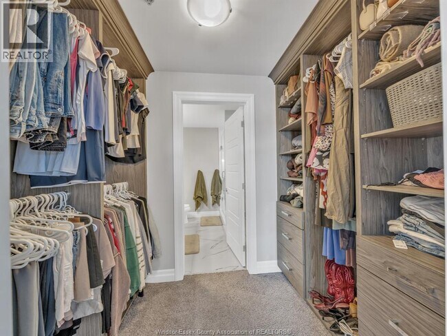 Photo du bâtiment - 5850 Newman Blvd