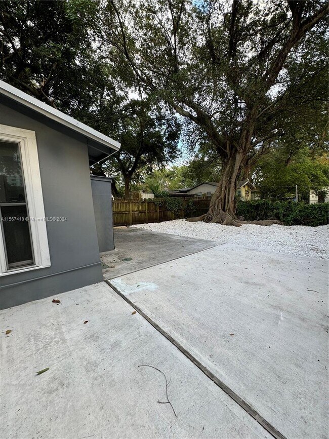 Foto del edificio - 5909 NW 5th Ct