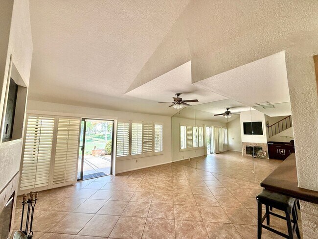 Building Photo - Woodhaven CC - Unfurnished 2br - Long Term